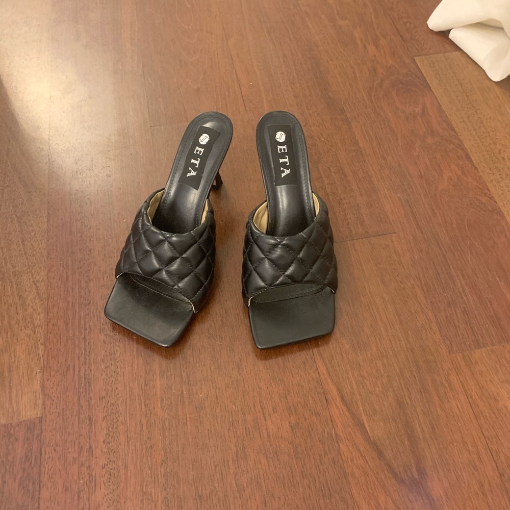 Classical open back low heel shoe